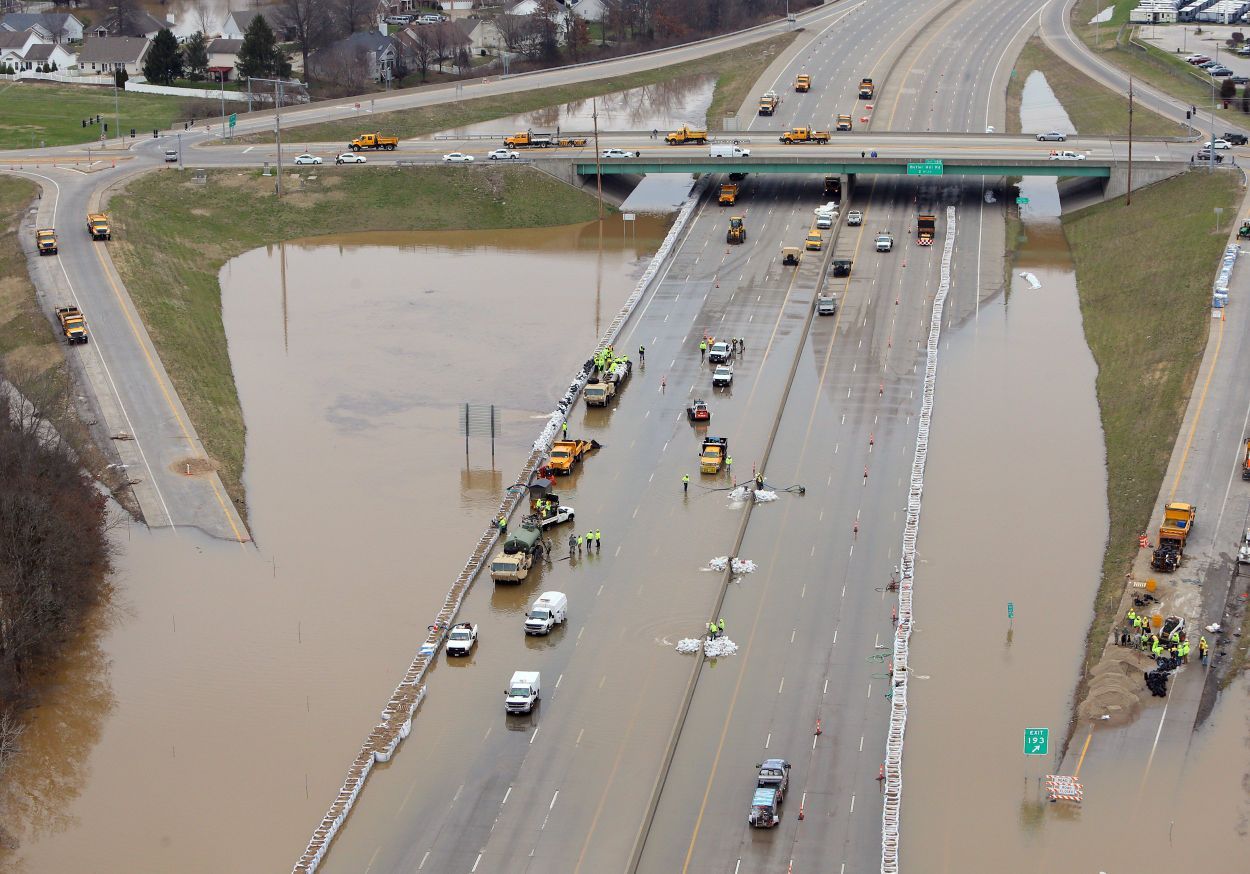 Historic flooding on the Meramec River closes Interstate 55